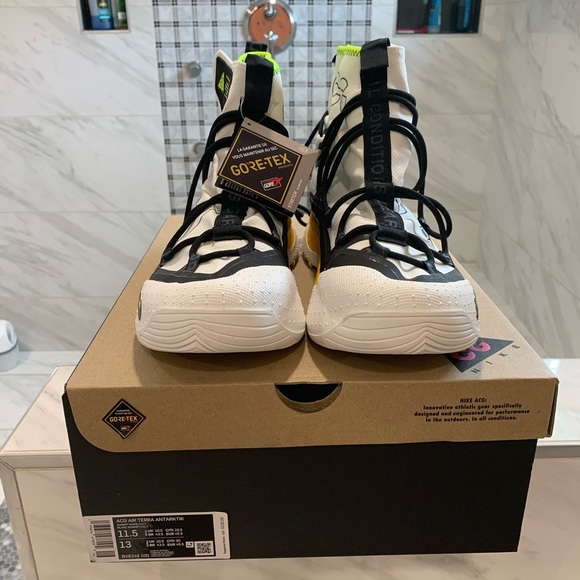 Nike - Picture 2 of 7